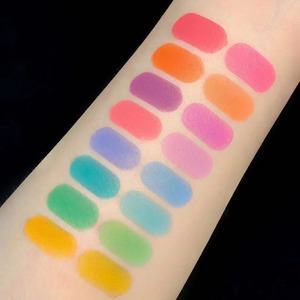Paleta de Sombras de Ojos de Alta Calidad con 16 Colores Florales, Acabado Brillante para <span class=keywords><strong>Maquillaje</strong></span> de Escenario, Venta al Por Mayor - Product Image 3