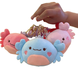 Lindo llavero de peluche de axolote con mejillas en forma de corazón, suave colgante de anfibio de dibujos animados <span class=keywords><strong>para</strong></span> decoración de bolsos y mochilas, y un regalo adorable. - Product Image 1