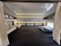 Camper tout-terrain pour pick-up avec espace repas, salle de bain, réservoir d'eau pour le camping en plein air, utilisation de camping-car de loisirs