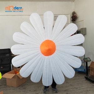 Decorazione Gonfiabile Moderna <span class=keywords><strong>Alice</strong></span> nel Paese delle Meraviglie, Fiori di Margherita 2m, per Feste Aziendali, Palcoscenici, Pubblicità Luminosa, <span class=keywords><strong>in</strong></span> Tessuto Oxford 210d con Ventilatore - Product Image 2