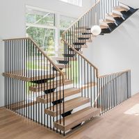 Escalier en tube carré moderne durable et personnalisé avec surface antidérapante, garde-corps en verre pour une utilisation en intérieur dans les hôtels