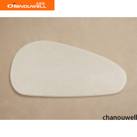 Table basse d'extérieur moderne |   Base cannelée en teck recyclé |   Top asymétrique composite confortable pour la cour, résistant aux intempéries