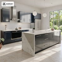 Meuble de cuisine sur mesure avec îlot, portes laquées contemporaines à finition brillante et tiroirs à fermeture amortie, structure en panneaux de particules