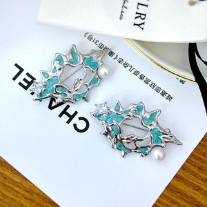 Broche de poitrine haut de gamme pour femme, design de niche avec texture métallique plissée, pour la décoration de col de nouvelle robe - Product Image 1
