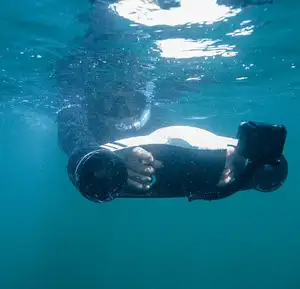由于革命性的机动无人机技术，最终的水下滑板车像鱼雷一样飞过水面。