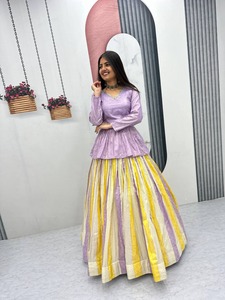 Ensemble Lehenga Choli en Soie Jacquard pour Femme, Meilleures Ventes, Idéal pour Réceptions Nuptiales, Festivals et Célébrations Ethniques, Disponible à la Vente - Product Image 1