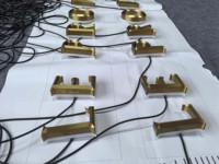 Lettres rétroéclairées en laiton électroplaqué et acier inoxydable prismatiques 3D pour façade d'hôtel et de club de luxe, logo personnalisé