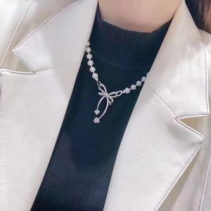 Collier au tempérament doux, une paire de chaînes de clavicule en perles d'eau douce naturelles avec broche à nœud polyvalente, élégant et polyvalent - Product Image 2