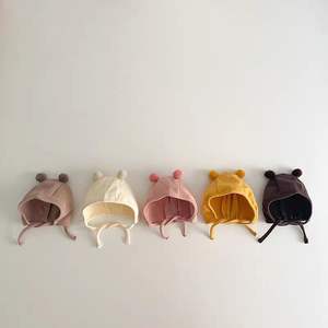 قبعة أطفال للخريف والشتاء على شكل دب بدون عظام مع كرةين دافئة لحماية الأذن للمواليد الجدد من القطن والسباندكس 48-50 سم - Product Image 3