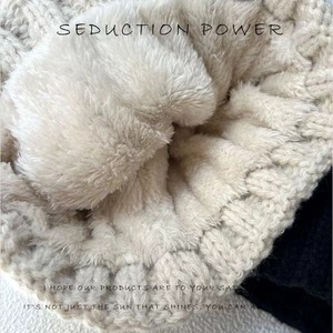 Vente en gros SYH957 <span class=keywords><strong>bonnet</strong></span> d'hiver avec logo personnalisé chaud tricoté <span class=keywords><strong>blanc</strong></span> noir à pois boule en fausse fourrure <span class=keywords><strong>pompon</strong></span> mode féminine plage - Product Image 4
