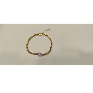 Bracelet artisanal Sstringz en laiton doré délicat non façonné avec perles de verre violet lavande, bijou de mode ajustable - Product Image 2
