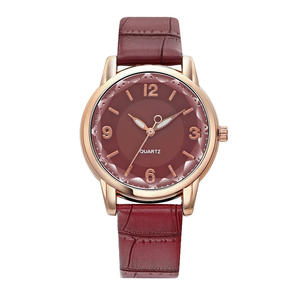 Montre pour femme à cadran créatif bicolore, bracelet en cuir tendance, montre à quartz pour femme - Product Image 4