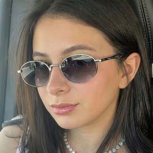 Lunettes de soleil ovales punk en alliage avec logo personnalisé, monture vintage 2026, verres dégradés, protection UV400 pour femmes - Product Image 4