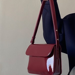 กระเป๋าสะพายไหล่ทรงสี่เหลี่ยมเล็กหนังแก้วสีแดงสไตล์เรโทร ขนาด 7 นิ้ว พร้อมตัวล็อคแม่เหล็ก กันน้ำ ใช้ได้ทุกวัน ฤดูใบไม้ผลิ 2026 - Product Image 1