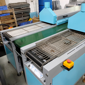 Machine automatique de thermoformage du plastique Séchage au four Pantoufle Sandale Tunnel de convoyeur Etiquette PVC Autocollant Chaussure Supérieure Machine Plastique - Product Image 5