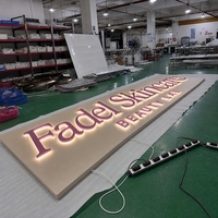 Enseigne murale extérieure en acier inoxydable et acrylique avec logo 3D rétroéclairé par LED, halo lumineux en métal pour bâtiment commercial, idéale pour institut de beauté