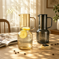 Pichet à eau moderne en verre coloré de 1600 ml avec couvercle, poignée et bec verseur – Compatible micro-ondes, sans BPA, pour eau froide/chaude, thé glacé, boissons, cuisine