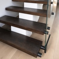 Escalier flottant moderne avec garde-corps en verre, marches en bois de chêne clair, design cantilever pour villa de luxe, maison contemporaine