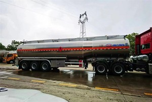 Camión Cisterna de 4 Ejes en Venta, Tanque de Acero Inoxidable de 40000L con Diseño Multicompartimento, Semirremolque Cisterna - Product Image 3