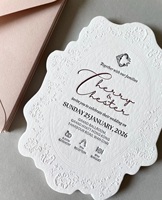 Ensemble d'invitations de mariage élégantes en papier de coton vintage de luxe, bordure blanche en relief avec rose, accent bordeaux, thème romantique de jardin