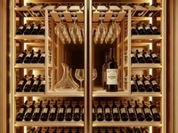 Armoire à vin de luxe dorée champagne à double porte avec éclairage LED intégré, présentoir en verre, pour maison, cuisine, restaurant, bar