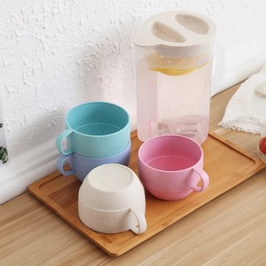 Juego de jarra de agua nórdica de cuatro colores, 5 piezas, con vasos, material PP, jarra para agua fría, para uso en el hogar y la oficina. - Product Image 1