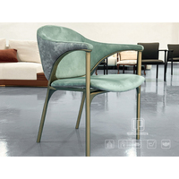 Chaise de salle à manger de luxe en velours vert menthe de qualité supérieure avec cadre en laiton antique pour la maison, l'hôtel, le restaurant et les lieux de loisirs