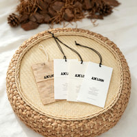 Étiquettes suspendues et étiquettes volantes personnalisées en papier texturé imprimées en sérigraphie pour vêtements, chaussures, sacs
