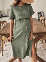 Robe longue de maternité décontractée à col rond, texturée en maille, avec cordon de serrage à la taille, fente latérale et manches courtes