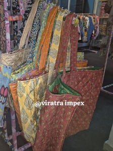 Lote de bolso de hombro Reversible hecho a mano en Vintage Saree Diamond Quilting con bolsillo interior - Product Image 6