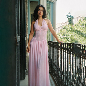 Vestido Largo de Noche con Cuello Halter, Escote en V, Cintura Imperio, Sin Espalda, Plisado y Translúcido - Product Image 2