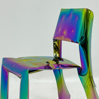 Chaise gonflable en acier inoxydable arc-en-ciel irisé, tabouret en métal esthétique cyberpunk moderne, siège d'exposition artistique