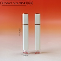 Tubes de brillant à lèvres liquide végétalien personnalisables avec logo, 5 ml, bandes dorées, corps blanc mat, fenêtre transparente, applicateur floqué, pour marques de beauté OEM