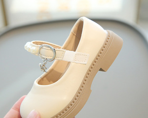 Petites chaussures en cuir pour filles le dernier modèle de printemps et d'automne Chaussures de princesse à semelle souple pour enfants Chaussures simples de performance pour filles - Product Image 3