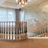 Rampe d'escalier contemporaine en aluminium et laiton, finition vert jade doré, résistante à la rouille, pour hôtels et villas – Fabrication sur mesure