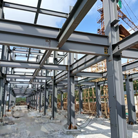 Bâtiment d'atelier préfabriqué en structure métallique, hangar industriel sur mesure avec panneaux isolants pour machines et usines de production