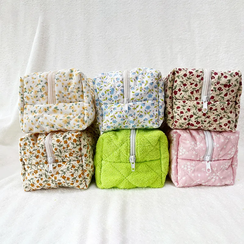 2022 Quilted Floral Cosmetic Bag Trendy Soft Cotton Material Cute Flower Designer Makeup Pouch