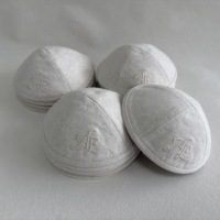 YARMULK Ivoor Linnen Kippah Toon-op-toon Monogram Script Borduurwerk Joodse Bruiloft Kippot Yarmulke Bar Mitzvah Judaica Cadeau