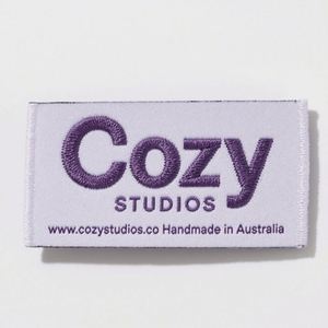 Etiquetas de Cuello Personalizadas Ecológicas de Damasco Negro, Etiquetas Tejidas con Nombre y Logotipo, Forma Personalizada para Ropa, Bolsas, Zapatos - Product Image 5