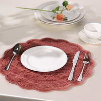 Napperon rond en velours matelassé de luxe Tapis de table à manger résistant à la chaleur aux bords festonnés pour les décorations de vacances