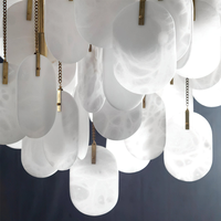 Lustre suspendu moderne en pierre d'albâtre naturelle de luxe avec cadre doré pour la salle à manger, le salon, la décoration de la pièce