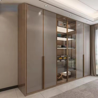 Armoire à chaussures et penderie autoportantes sur mesure de style moderne avec profil doré pour salon