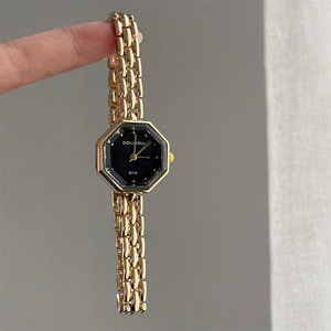 นาฬิกาข้อมือผู้หญิงแฟชั่นวินเทจปี 2026 หน้าปัดทรงแปดเหลี่ยม สายบาง ดีไซน์ใหม่สำหรับผู้หญิง สวมใส่ได้ทุกวัน - Product Image 3