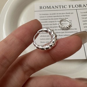 Pendientes Minimalistas de Plata de Ley S925 con Diseño de Croissant Coreano, Joyería de Oreja de Moda Retro Estilo Coreano - Product Image 2