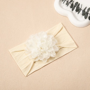 Bandeau élastique à fleurs en nylon à bord brûlé pour enfants Accessoire pour <span class=keywords><strong>cheveux</strong></span> fins de couleur unie Motifs de tissu mignons pour bébés tout-petits - Product Image 3