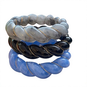 Bracelet jonc élégant en résine fait main pour femme - Bijou de créateur tendance au design classique, idéal pour le quotidien - Product Image 1