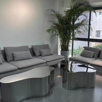 Leichter Luxus Einfacher fließender Wasser-Anzeige tisch Kreativer, speziell geformter Edelstahl-Couch tisch für Hotel-Wohnzimmer-Tee
