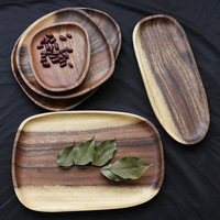 Plateau de service en bois massif durable de qualité supérieure, plateau à dessert de forme naturelle, plateau à charcuterie de qualité professionnelle pour l'hôtellerie
