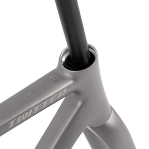 Cuadro de Bicicleta de Carretera Triton C6 de Aleación de Aluminio 700c con Frenos de Disco, Ejes Pasantes, Cuadro Rígido Ligero, Color Gris Titanio - Product Image 1