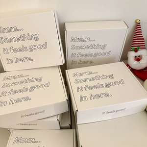 "สิ่งที่มันรู้สึกดีในที่นี่" กล่องบรรจุกระดาษจดหมายกล่องของขวัญพับจัดส่งเสื้อผ้ากระดาษลูกฟูกสีขาว - Product Image 3